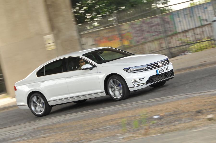  Volkswagen Passat GTE 2016 года  (UK) (фото 2 из 34)